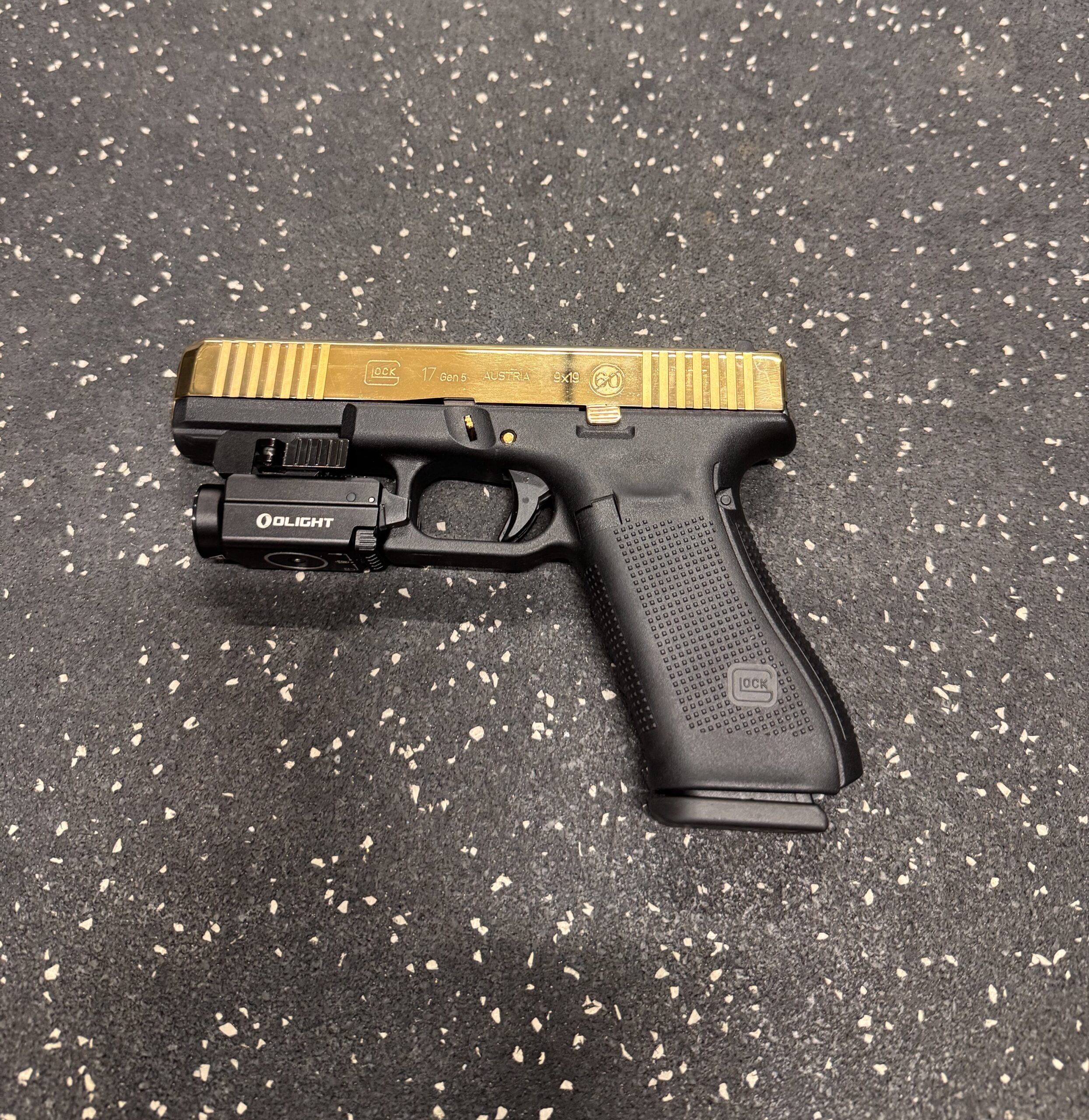 glock pozłacany front
