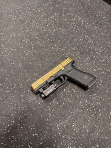 malowanie broni palnej piscolet bok