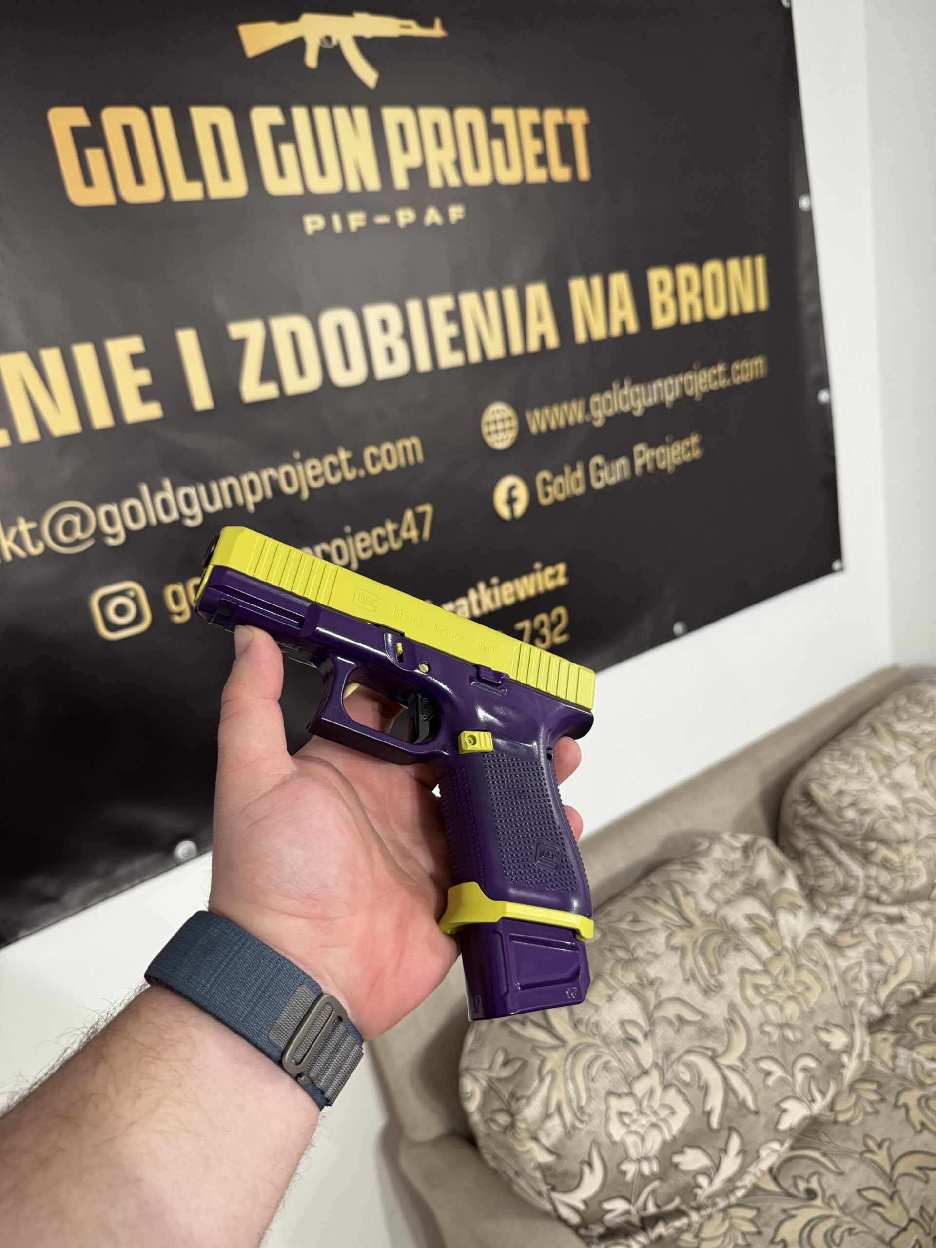 malowanie broni palnej piscolet pozlacany