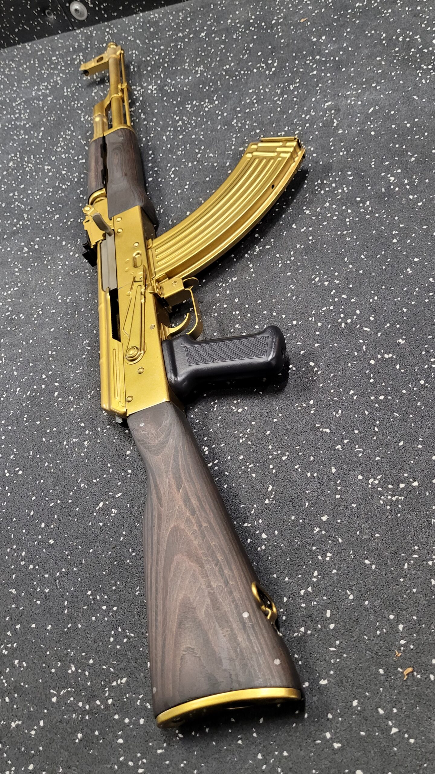 malowanie i pozlacanie broni palne ak47 zloty