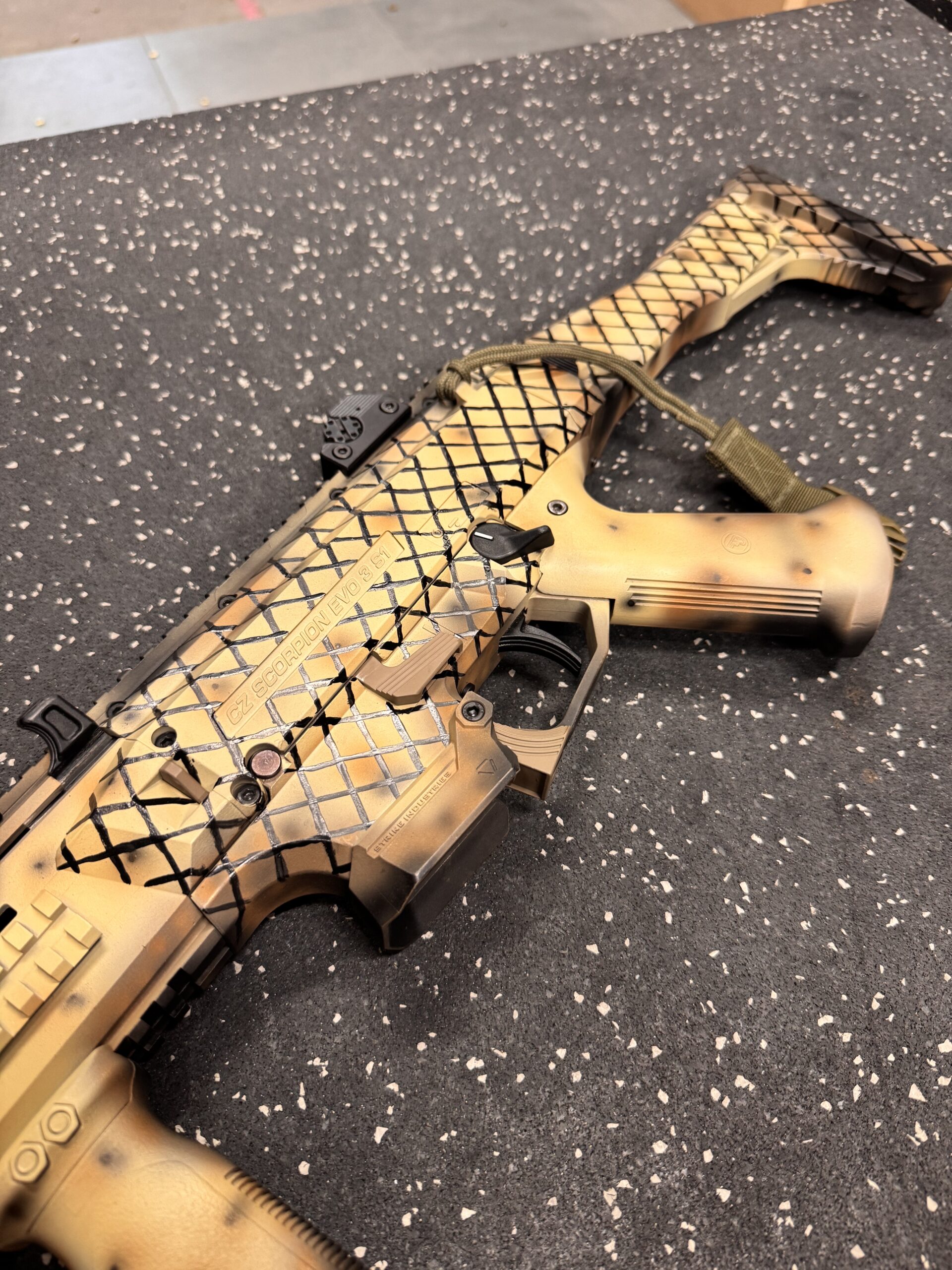 malowanie i pozlacanie broni palne bok skorpion